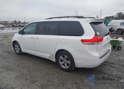 2013 Toyota Sienna Le V6 8 Passenger z USA, uszkodzony, nr VIN 5TDKK3DC4DS319915
